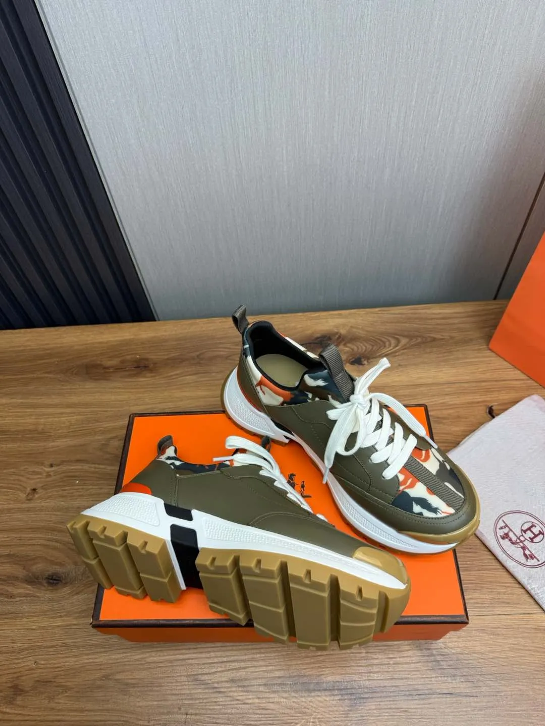 Men's men's shoes 💰780💰 HERMES/Hermès ** men's sports shoes The uppers are made of printed high-tech jersey fabric and calfskin sports shoes. The oversized sole features a geometric pattern and signature "H" detailing for an outdoor style. Black rubber sole, white rubber midsole, black and orange rubber inserts, tundra green lambskin insole, black high-tech canvas lining! Size: 39-40-41-42-43-44 (customized in 38.45)